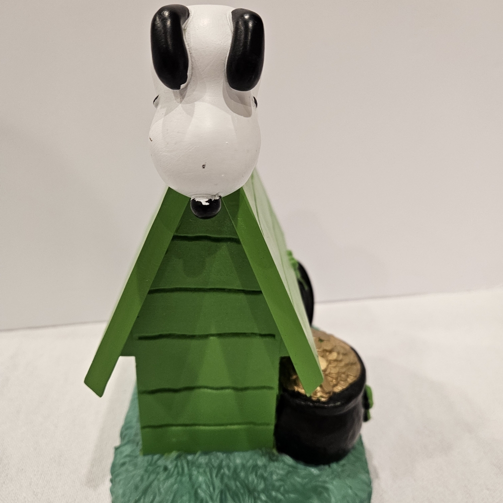 Snoopy & Woodstock's Happy St. Patrick's Day Peanuts Pot of Gold Doghouse NWT - Picture 2 of 9